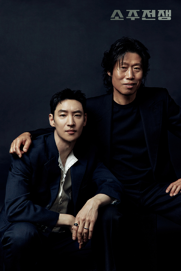 유해진, 이제훈, 손현주, 최영준이 화보 촬영에서 포즈를 취하고 있다. [사진=주)쇼박스]