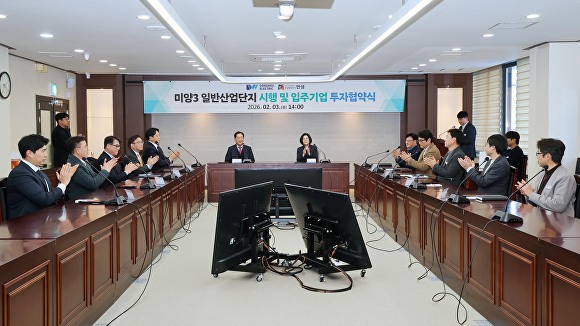 안성시-동우일렉트릭, 1303억 규모 투자 협약...500명 신규 고용 - 뉴스 썸네일 이미지