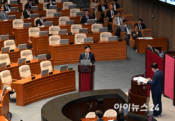 최교진 사회부총리 겸 교육부 장관이 18일 국회 본회의장에서 열린 교육&middot;사회&middot;문화 분야 대정부질문에서 질의에 답하고 있다. [사진=곽영래 기자]