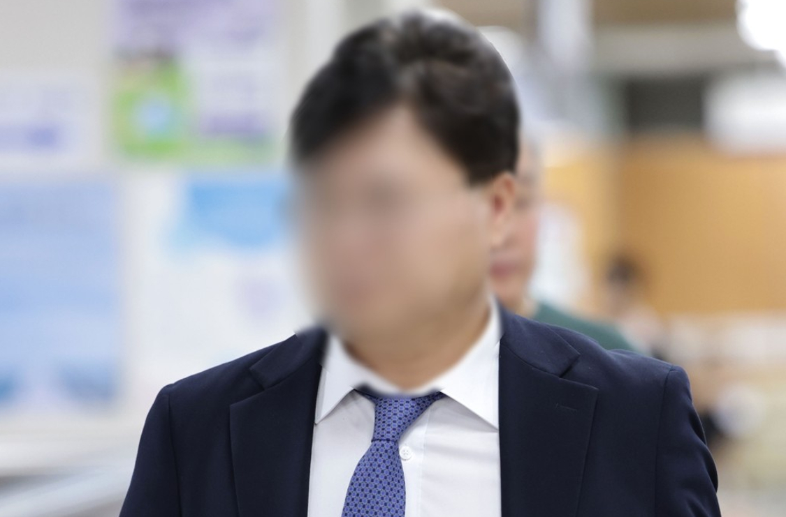법무부 장관 후보였던 더불어민주당 김승원 의원의 코로나19 임상시험 승인 로비 의혹에 연루된 제넨셀 창업자 강모 교수가 30일 서울 서초구 서울고등법원에서 열린 배임 혐의 2심 선고 공판에 출석하고 있다. 2026.9.30 [사진=연합뉴스]