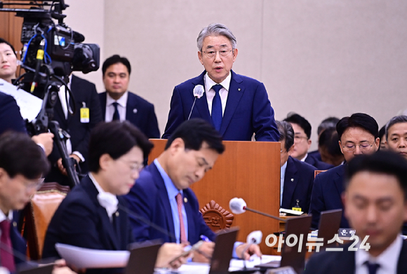 강호동 농협중앙회장이 18일 오전 서울 여의도 국회 농림축산식품해양수산위원회에서 열린 농업협동조합중앙회·농협경제지주·농협금융지주 국정감사에서 업무보고를 하고 있다.  [사진=곽영래 기자]