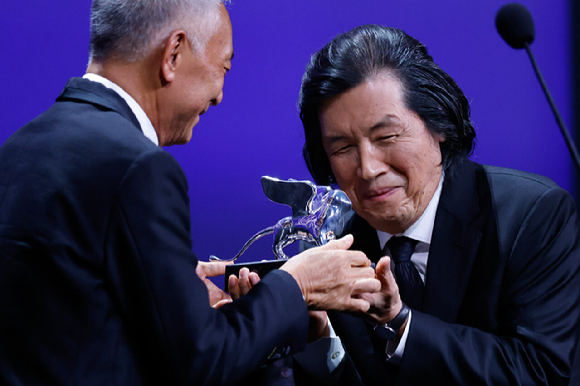 '가능한 사랑'의 이창동 감독이 제83회 베니스국제영화제에서 그랑프리 심사위원대상을 수상하고 있다. [사진=베니스국제영화제 SNS]
