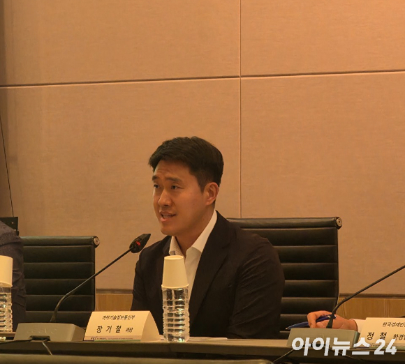 29일 서울 여의도 FKI타워에서 열린 'AI 시대, 데이터센터의 현재와 미래' 세미나에서 전문가들이 토론을 하고 있다. [사진=황세웅 기자]