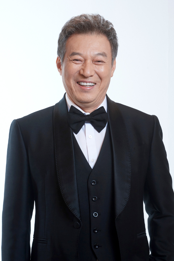 배우 김갑수가 KBS 예능프로그램 '新가족관계증명서 갓파더' 프로필 촬영을 하고 있다. [사진=KBS]