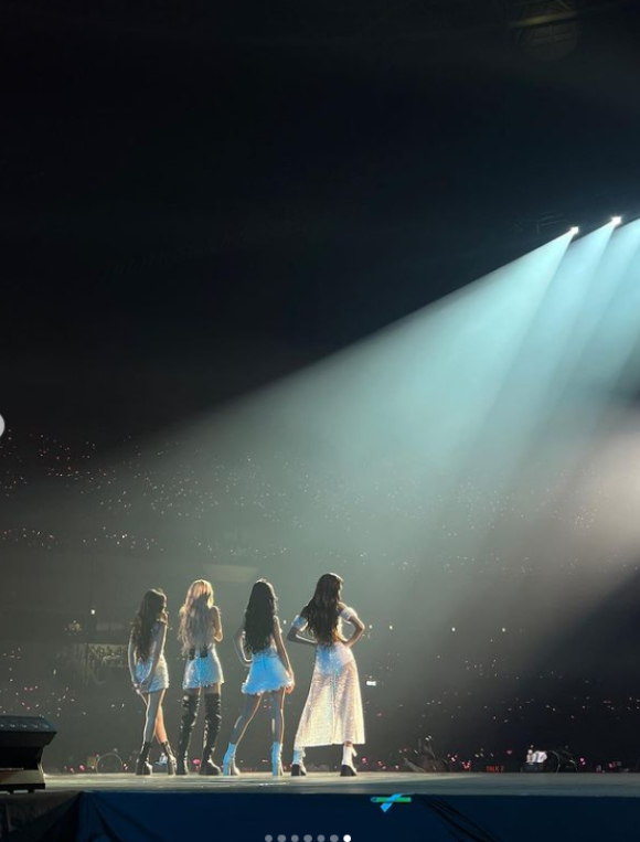 블랙핑크 리사가 서울 고척동 고척 스카이돔에서 열린 'BLACKPINK WORLD TOUR [BORN PINK] FINALE IN SEOUL' 무대 아래에서 촬영한 사진을 공개했다. [사진=리사 인스타그램 ]