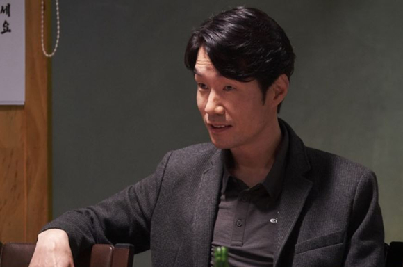 배우 송영규가 음주운전을 한 혐의로 검찰에 넘겨진 사실이 뒤늦게 알려졌다. 사진은 지난 2019년 개봉한 영화 '극한직업'에서 연기하고 있는 송영규. [사진=CJ엔터테인먼트]