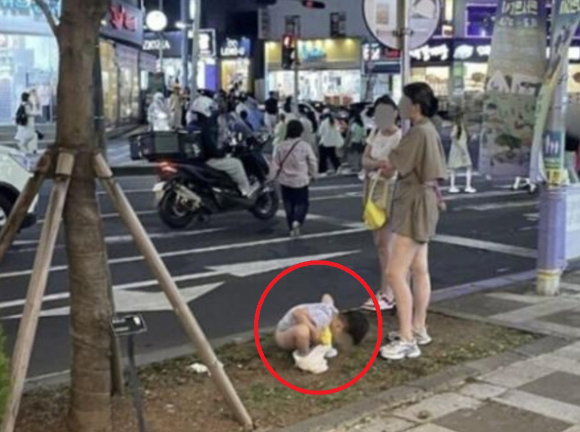 최근 제주 도심에서 중국 관광객이 대변을 보는 사진이 공개되면서 논란이 일었다.  [사진=온라인 커뮤니티/성신여대 창의융합학부 서경덕 교수 연구팀]