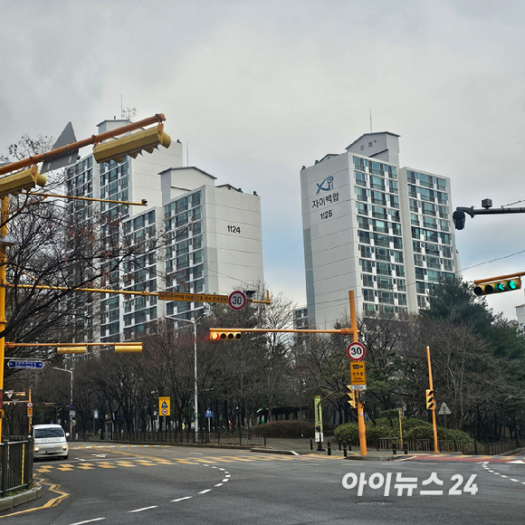 산본신도시 선도지구 11구역에 속하는 산본주공11단지 내 걸려 있는 현수막. 2025.12.24 [사진=이효정 기자 ]