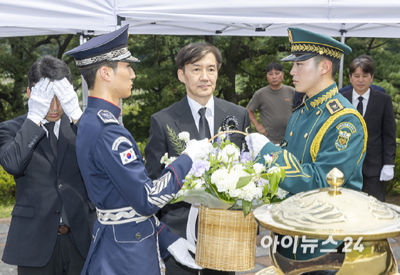 조국 조국혁신당 전 대표가 18일 서울 동작구 국립서울현충원 내 김대중 전 대통령 묘역을 찾아 참배를 하고 있다. [사진=곽영래 기자]