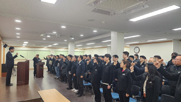 최원일 국가철도공단 수도권본부장(맨 왼쪽)과 직원·협력사 관계자들이 11일 수도권본부 3층 강당에서 안전강화 결의를 하고 있다. [사진=국가철도공단]