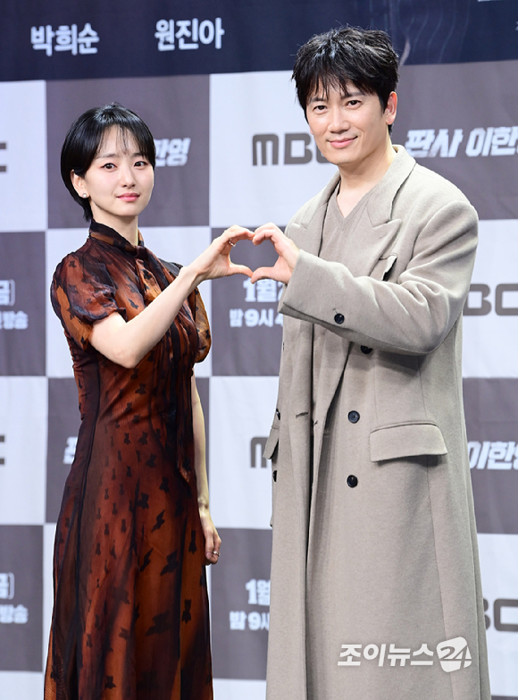 배우 원진아와 지성이 2일 오후 서울 마포구 상암동 MBC 골든마우스홀에서 열린 MBC 새 금토드라마 '판사 이한영' 제작발표회에 참석하고 있다. [사진=정소희 기자]