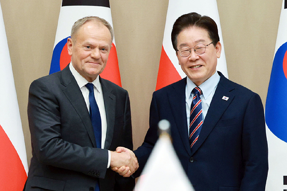 이재명 대통령과 도날트 투스크 폴란드 총리가 13일 청와대에서 확대 정상회담에 앞서 악수하고 있다. 2026.4.13 [사진=연합뉴스]