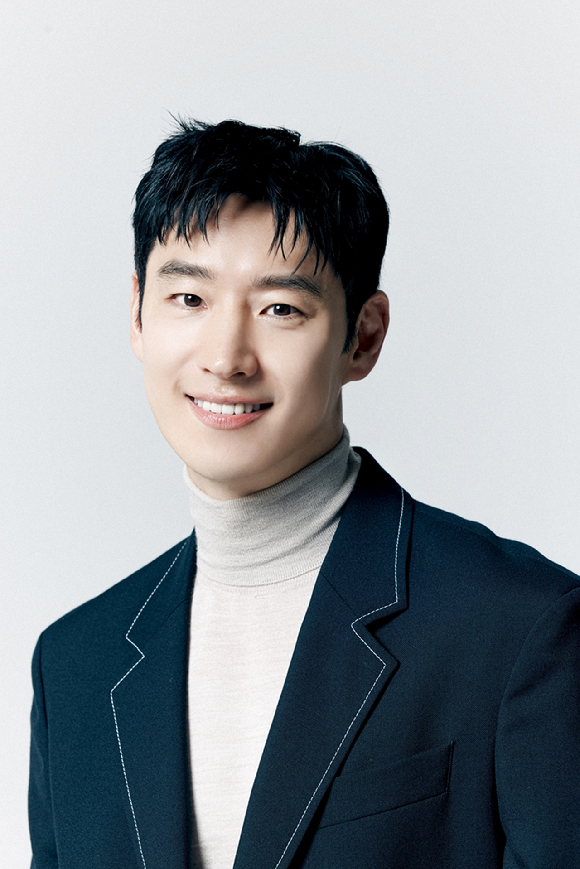 배우 이제훈이 SBS 금토드라마 '모범택시3' 인터뷰에 앞서 포즈를 취하고 있다. [사진=컴퍼니온]