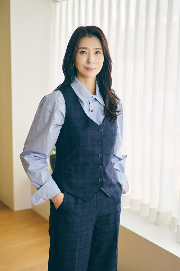 배우 김지현이 쿠팡플레이, 지니 TV 오리지널 시리즈 'UDT: 우리 동네 특공대' 인터뷰에 앞서 포즈를 취하고 있다. [사진=쿠팡플레이, 지니 TV 오리지널 시리즈]