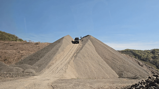 '디펜더 OCTA 블랙'이 장애물 코스를 지나고 있다. [영상=김종성 기자]