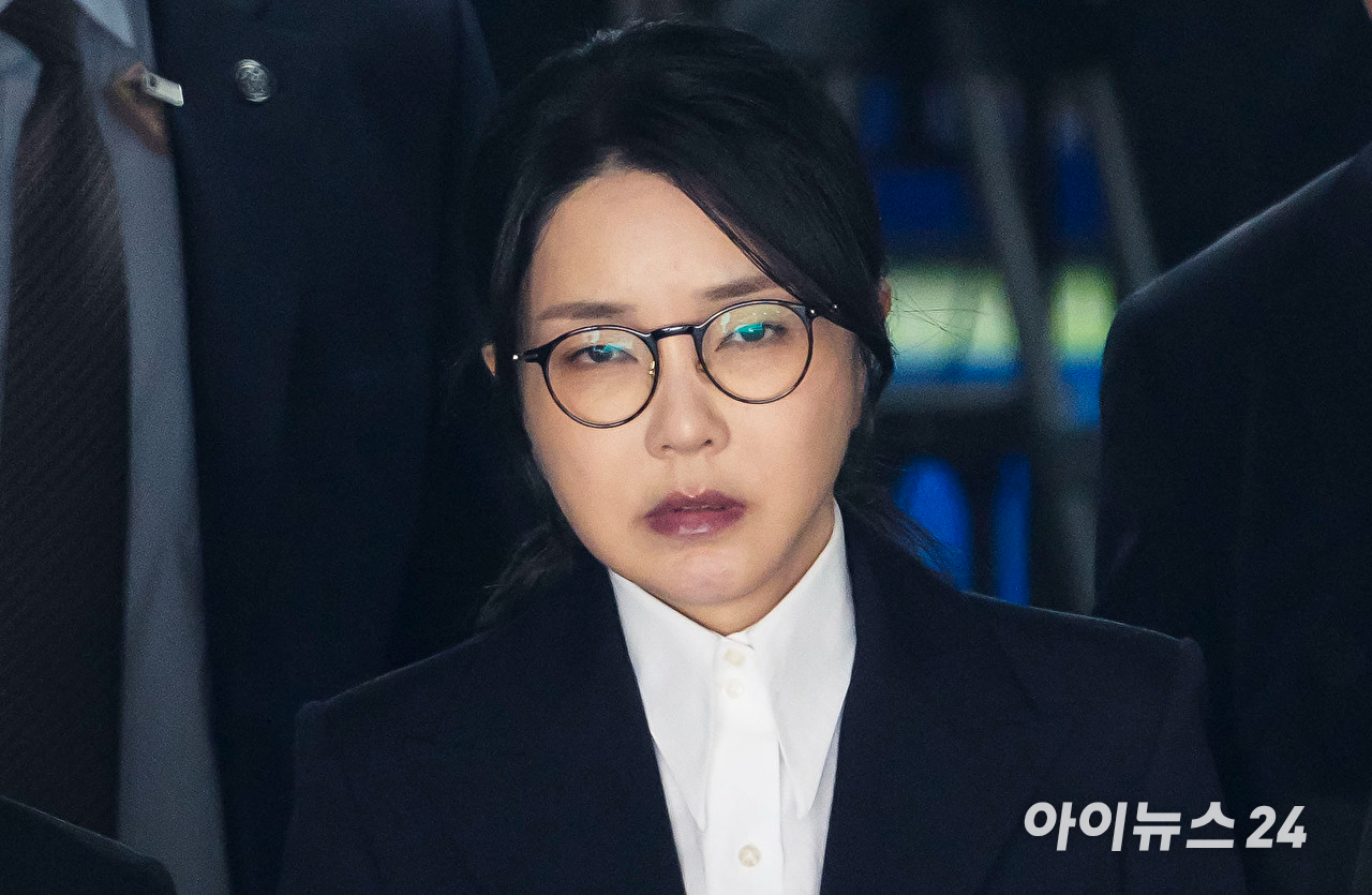 윤석열 전 대통령 부인 김건희 씨가 지난 8월 12일 오후 서울 서초구 서울중앙지방법원에서 열린 구속 전 피의자 심문(영장실질심사)을 마치고 법원을 나서고 있다. [사진=사진공동취재단]