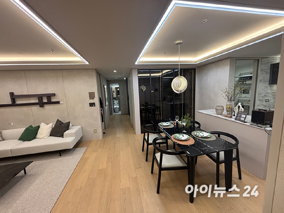  더샵갤러리에 마련된 '더샵 프리엘라' 단지 모형도가 배치되어 있다. 2026.03.20 [사진=김민지 기자]