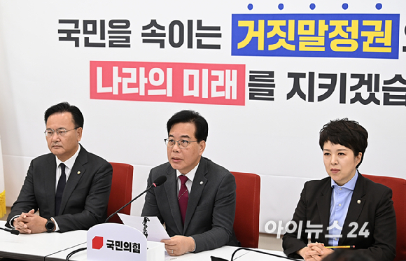 송언석 국민의힘 원내대표가 12일 서울 여의도 국회에서 현안 관련 기자간담회를 하고 있다. [사진=곽영래 기자]