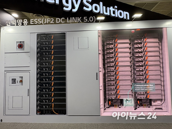 에너지저장장치(ESS)용 2세대 JF2 셀이 적용된 전력망용 시스템 'JF2 DC-Link 5.0' [사진=권서아 기자]