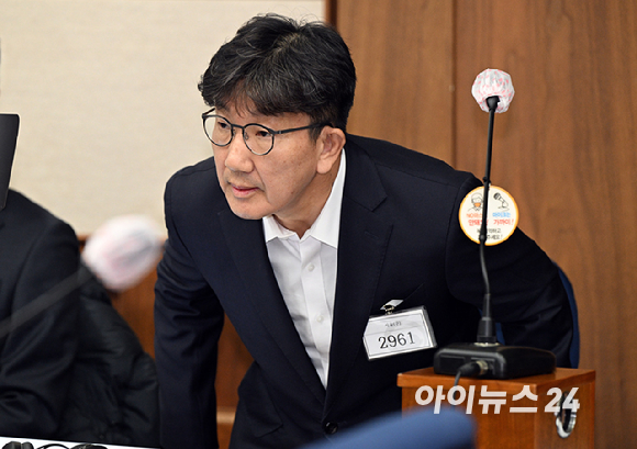 권성동 국민의힘 의원이 3일 서울 서초동 서울중앙지법에서 통일교로부터 불법 정치자금을 수수한 혐의 사건 1차 공판에 출석하고 있다. [사진=사진공동취재단]