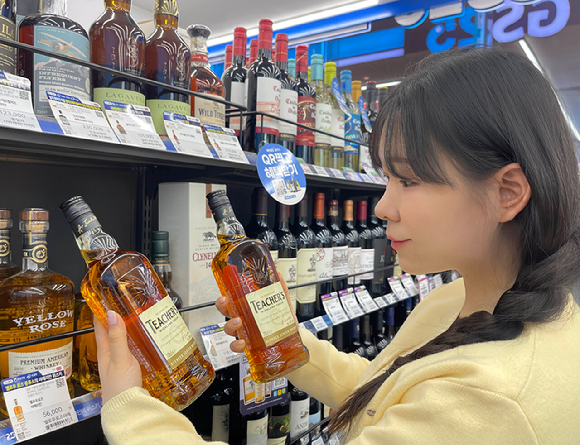 가성비 위스키 티처스를 살펴보고 있는 모습. [사진=GS리테일]