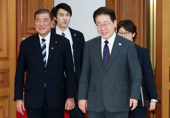이재명 대통령과 이시바 시게루 전 일본 총리가 8일 오찬을 위해 청와대 인왕실로 입장하고 있다. 2026.4.8 [사진=연합뉴스]