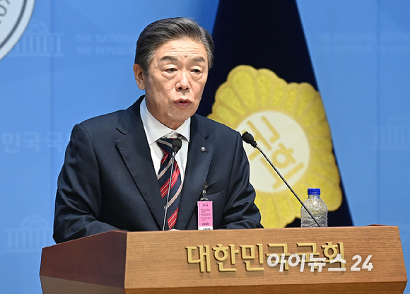 김형석 독립기념관장이 8일 서울 여의도 국회 소통관에서 기자회견을 하고 있다. [사진=곽영래 기자]