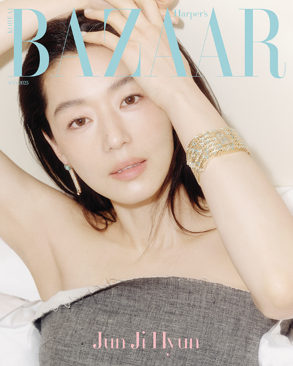 배우 전지현이 화보 촬영에서 포즈를 취하고 있다. [사진=하퍼스 바자 코리아]