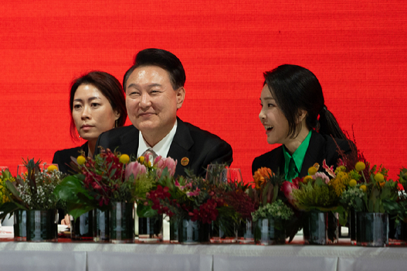 윤석열 대통령과 부인 김건희 여사가 29일 서울 용산 대통령실 청사에서 열린 국빈 방한 공식 환영식에서 무함마드 빈 자예드 알 나흐얀 아랍에미리트연합국(UAE) 대통령을 영접하고 있다. 2024.05.29. [사진=대통령실]