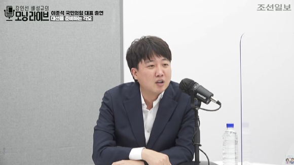 이준석 국민의힘 대표가 유승민 전 의원 딸 유담 씨와 불거진 루머에 대해 적극적으로 부인했다.  [사진=유튜브 '강인선, 배성규의 모닝라이브' 캡처]