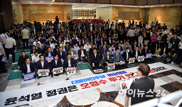 이재명 더불어민주당 대표rk 6일 오후 서울 여의도 국회 로텐더홀에서 열린 '윤석열정권 오염수 투기 반대 천명 촉구 비상행동'에서 발언을 하고 있다. [사진=곽영래 기자]