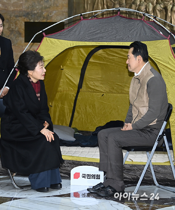 박근혜 전 대통령이 22일 쌍특검(통일교&middot;민주당 공천 뇌물 특검)을 요구하며 8일째 단식을 이어가는 국민의힘 장동혁 대표의 단식 현장을 방문해 대화를 나누고 있다. [사진=곽영래 기자]