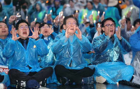 이재명 더불어민주당 대표가 16일 서울 종로구 광화문 앞에서 열린 ’김건희 윤석열 국정농단 규탄·특검 촉구 제3차 국민행동의 날‘ 집회에 참석해 함성을 외치고 있다. 2024.11.16. [사진=뉴시스]