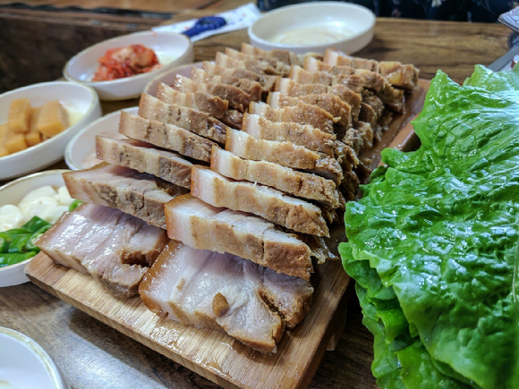 이들과 쌈 채소를 함께 먹으면 각종 미네랄과 비타민도 풍부하게 섭취할 수 있다. 사진은 보쌈과 쌈채소. [사진=픽사베이]