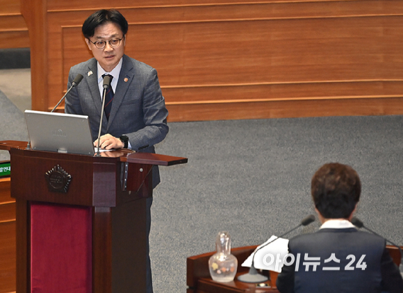 김정관 산업통상자원부 장관이 17일 서울 여의도 국회에서 열린 본회의에서 경제 분야 관련 대정부질문에서 질의에 답변하고 있다. [사진=곽영래 기자]