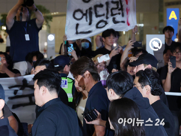 북중미월드컵 조별예선 탈락한 축구대표팀 홍명보 전 감독과 일부 선수들이 귀국한 30일 오전 인천공항 제2 터미널에서 축구팬들이 '홍명보 나가' 를 외치고 있다. [사진=곽영래 기자]