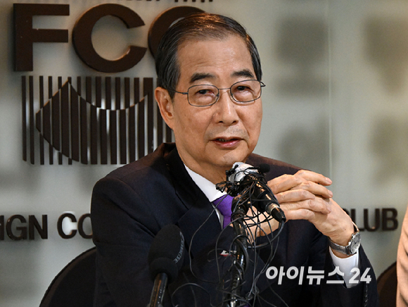 한덕수 무소속 대선 예비후보가 7일 서울 중구 한국프레스센터에서 서울외신기자클럽 초청 기자간담회를 갖고 있다. [사진=국회사진취재단]