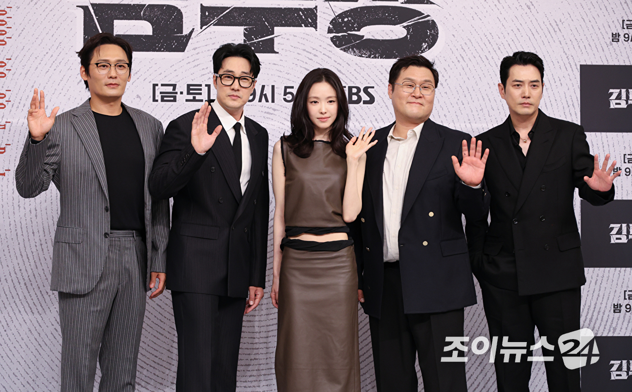 배우 최대훈, 소지섭, 손나은, 윤경호, 주상욱이 25일 오후 서울 양천구 목동 SBS에서 진행된 SBS 새 금토드라마 '김부장' 제작발표회에 참석해 포즈를 취하고 있다. [사진=문수지 기자]