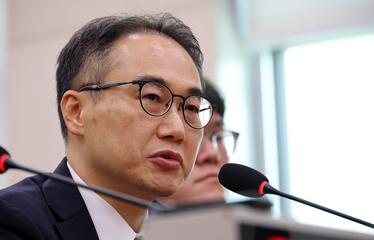 이원석 전 검찰총장이 16일 국회 '윤석열 정권 정치검찰 조작기소 의혹 사건 진상규명' 국정조사특별위원회에서 열린 대장동&middot;위례 개발비리 및 김용 전 민주연구원 부원장 관련 의혹 사건에 대한 청문회에서 의원 질의에 답하고 있다. 2026.4.16 [사진=연합뉴스]