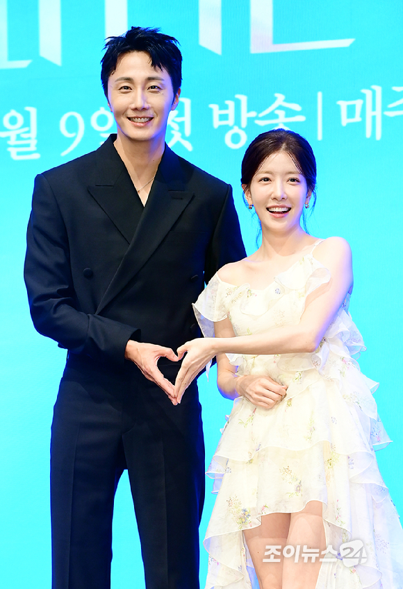 배우 정일우와 정인선이 6일 오후 서울 신도림 더세인트 그랜드 볼룸에서 열린 KBS2 새 주말드라마 '화려한 날들' 제작발표회에 참석하고 있다. [사진=정소희 기자]