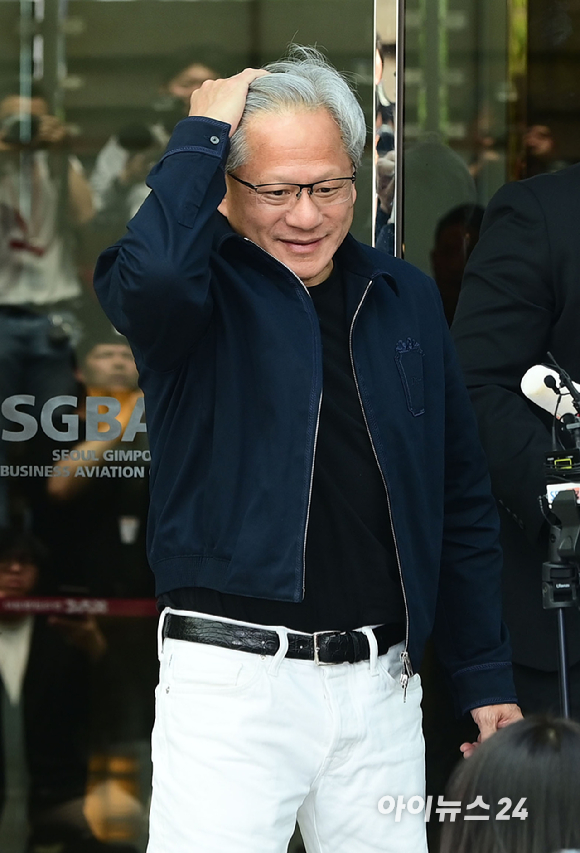 젠슨 황 엔비디아 최고경영자(CEO)가 5일 오후 전세기를 통해 서울김포비즈니스항공센터로 입국하고 있다. [사진=정소희 기자]