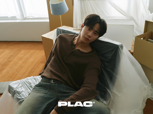 배우 이준영이 광고 화보 촬영에서 포즈를 취하고 있다. [사진=플랙(PLAC)]