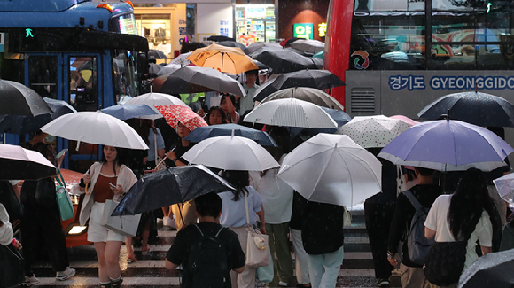 서울 서초구 강남역 인근에서 시민들이 우산을 쓰고 퇴근하고 있다. [사진=뉴시스]