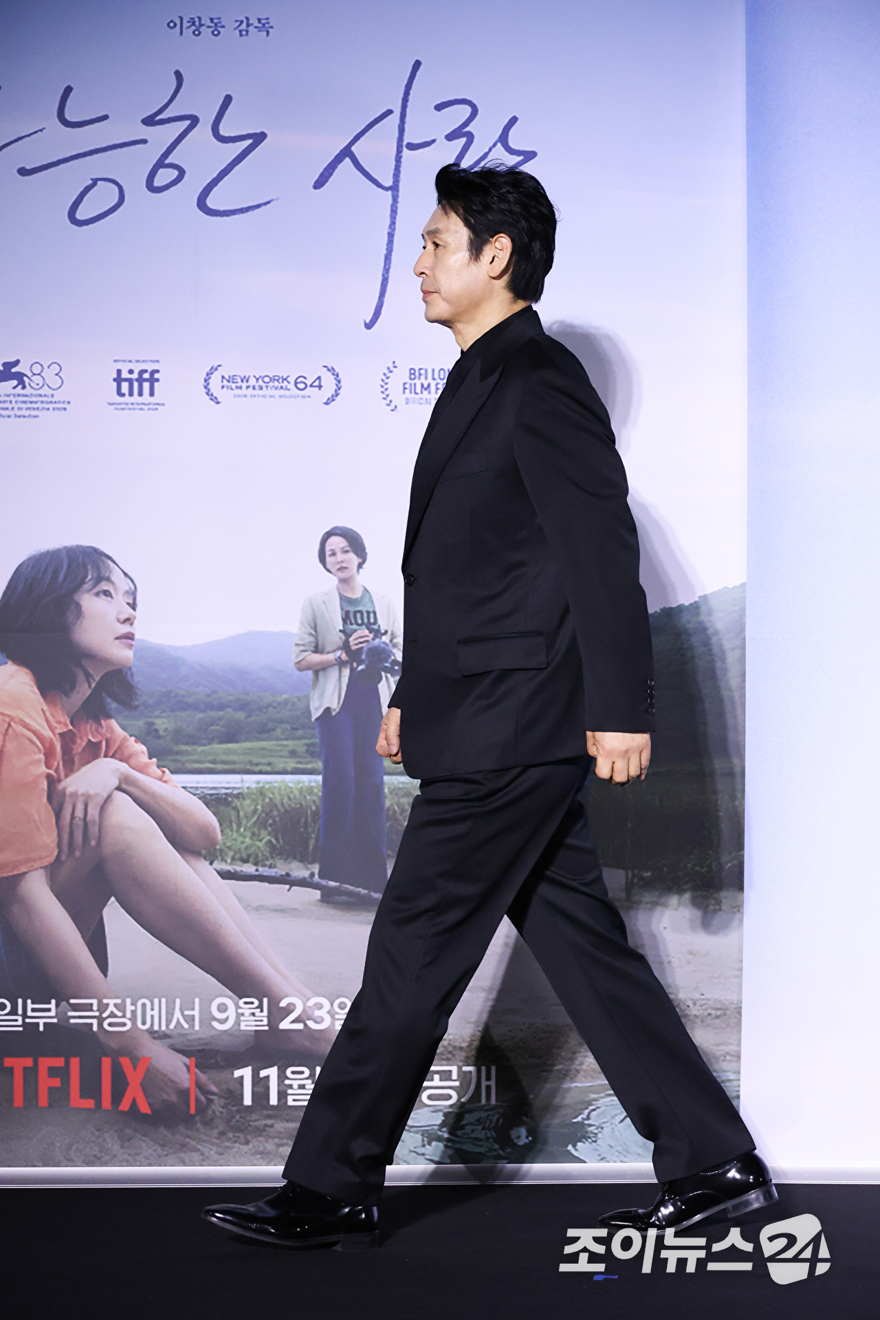 배우 설경구가 21일 서울 용산구 CGV용산아이파크몰점에서 진행된 넷플릭스 영화 '가능한 사랑'(감독 이창동) 언론시사회에 참석해 포즈를 취하고 있다. [사진=문수지 기자]