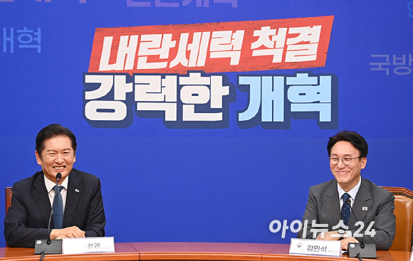 정청래 더불어민주당 신임 대표가 5일 오전 서울 여의도 국회에서 김민석 국무총리를 접견, 대화를 나누고 있다. [사진=곽영래 기자]