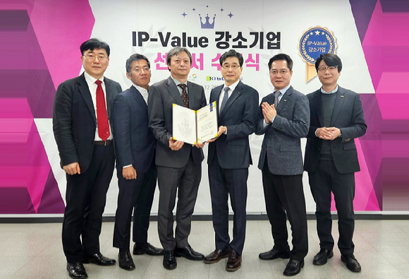 오은식(오른쪽 세번째) 기술보증기금 기술평가부장이  26일 'IP-Value 강소기업' 선정서 수여식에서 이준구(// 네번째) 큐노바 대표이사에게 선정서를 수여하고 있다. [사진=기술보증기금]