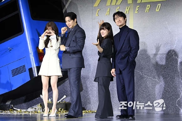 배우 김혜준, 이준호, 김향기, 김병철이 22일 오전 서울 강남구 삼성동 웨스틴 서울 파르나스에서 열린 넷플릭스 시리즈 '캐셔로' 제작발표회에 참석해 포즈를 취하고 있다. [사진=문수지 기자]