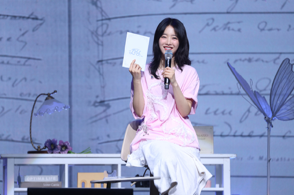 배우 박보영이 7년 만 단독 팬미팅에서 팬들을 만나고 있다. [사진=BH엔터테인먼트]