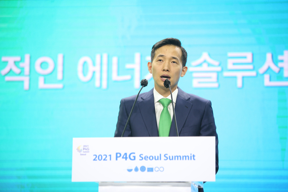 김동관 한화솔루션 대표이사가 2021 P4G 서울 정상회의 에너지세션에서 기조연설을 하고 있다. [사진=한화솔루션]