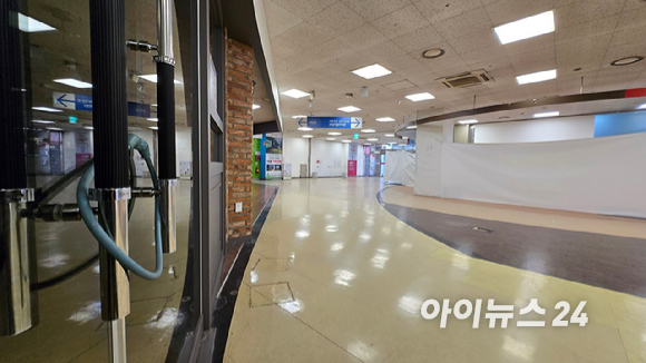 지난달 28일 영업을 종료한 홈플러스 일산점 내부 식당의 문이 굳게 잠겨있다. [사진=진광찬 기자]